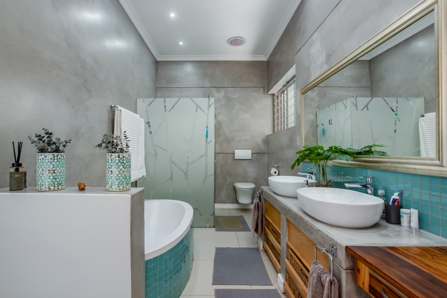 5 Bedroom Property for Sale in Lemoenkloof Western Cape